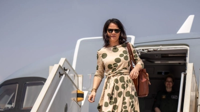 Außenministerin Annalena Baerbock kommt am Flughafen in Juba an. (Foto: Michael Kappeler/dpa)