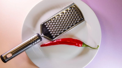 Möglichst fein und ohne Spritzer: Wie lässt sich eine Chilischote gut zerkleinern? (Foto: Christin Klose/dpa-tmn)