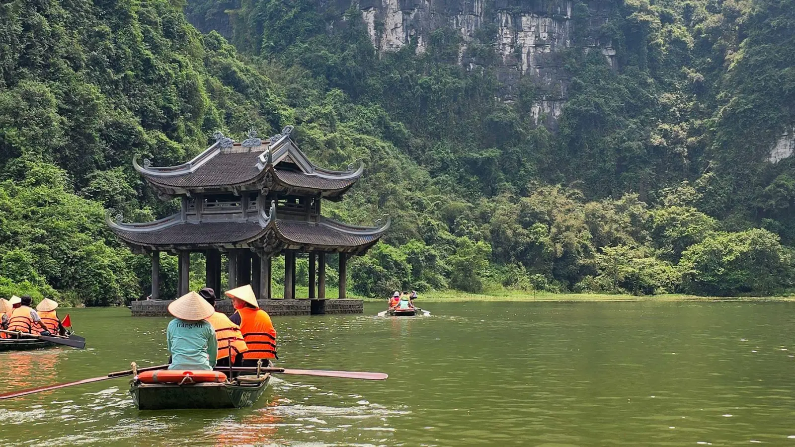 Blickfang während des Bootstrips: Eine im Wasser erbaute Pagode. (Foto: Bettina Haagen/dpa-tmn)