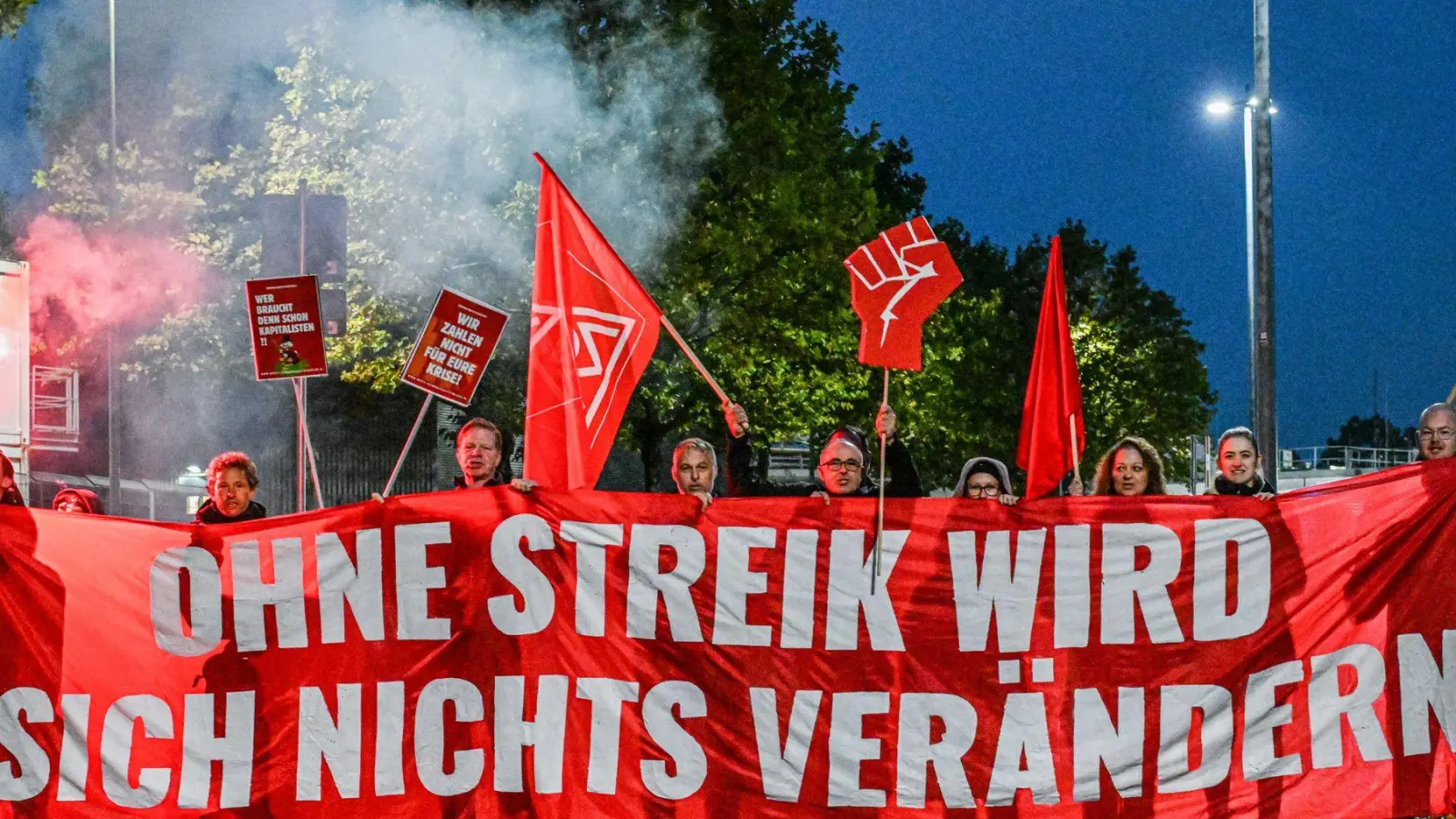 Viele Menschen haben Sorge um ihren Arbeitsplatz wie hier Beschäftigte beim Zulieferer Bosch, der Tausende Arbeitsplätze streichen will (Archivbild) (Foto: Jason Tschepljakow/dpa)