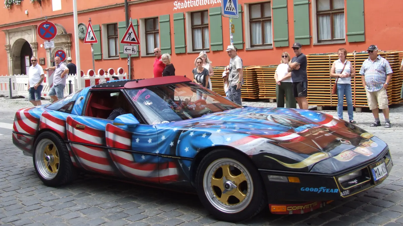 Ein wahres Kunstwerk auf vier Rädern ist diese in Air-Brush-Technik gestaltete Chevrolet Corvette C4. (Foto: Jasmin Kiendl)