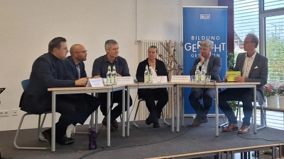 Andreas Schalk (CSU), Felix Locke (Freie Wähler), Christian Zwanziger (Bündnis 90/Die Grünen), Elternvertreterin Melanie Rödel, Schulleiter Johannes Stegmann und Moderator Christoph Weidmann (von links) bei der Podiumsdiskussion.  (Foto: Daniela Ramsauer)