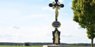 Dieses Feldkreuz bei Arberg wurde von seinem Sandsteinblock gezogen und zerstört. Inzwischen leuchtet es in neuem Glanz.  (Foto: Manfred Blendinger)