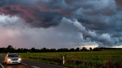 Schwere Unwetter könnten sich am Dienstagnachmittag über dem Landkreis Ansbach und Neustadt/Aisch-Bad Windsheim entladen. (Symbolbild: Patrick Pleul/dpa/dpa-tmn)