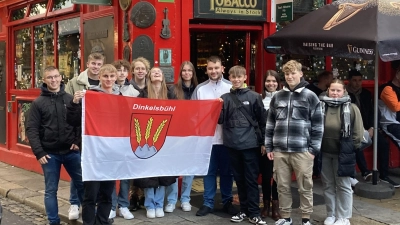 Neben der Arbeit in irischen Betrieben gab es genügend Raum für Freizeitaktivitäten. Unser Bild zeigt Schülerinnen und Schüler mit Dinkelsbühl-Fahne in Dublin. (Foto: Konstantin Chytiris)