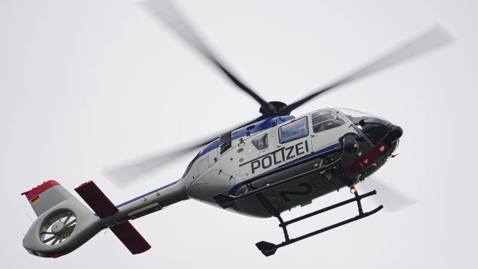 Bei der Fahndung nach dem Täter war auch ein Polizeihubschrauber im Einsatz. Die Suche verlief zunächst ergebnislos. (Foto: Robert Michael/dpa-Zentralbild/ZB/Symbolbild)