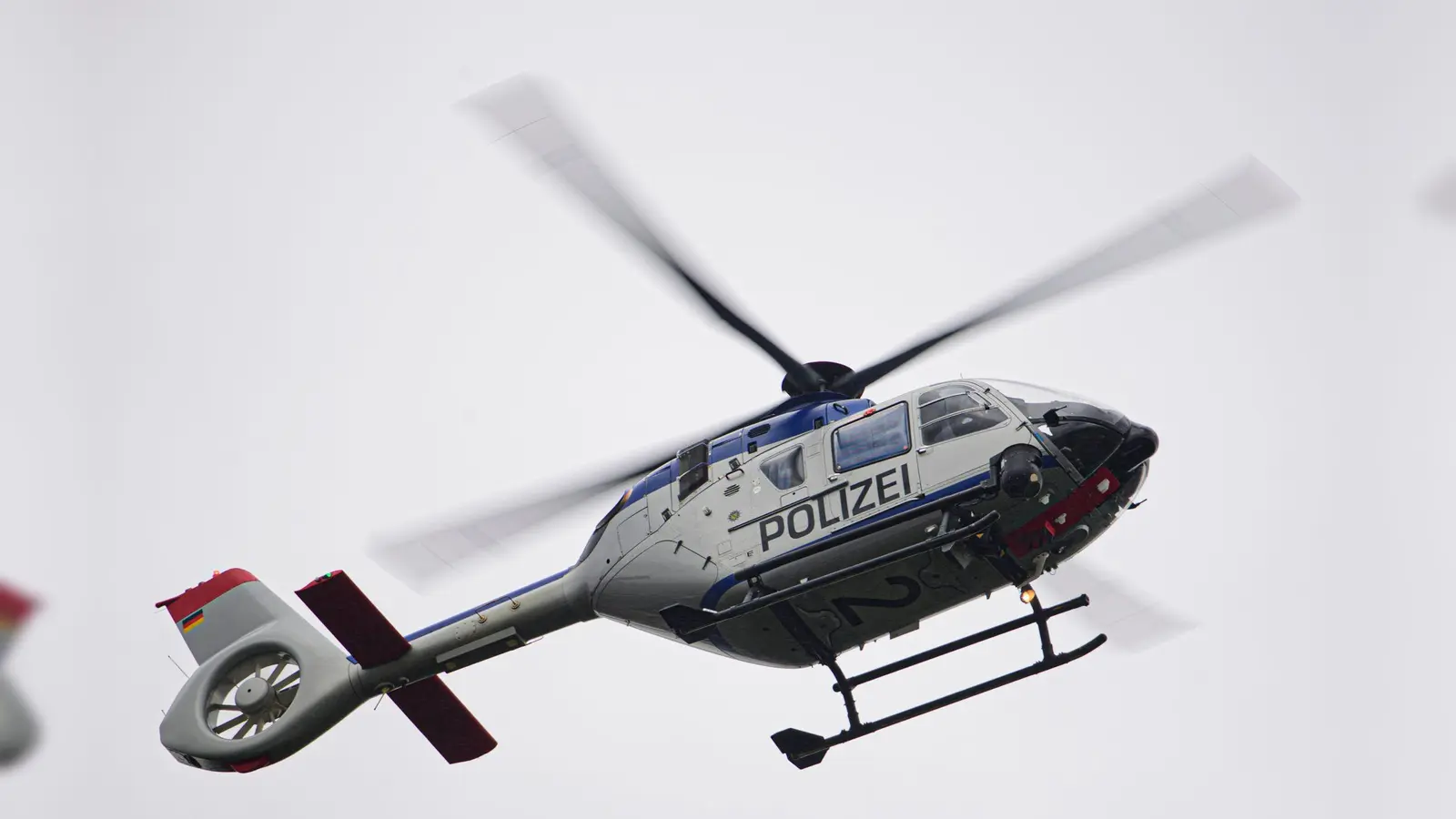 Bei der Suchaktion über Dinkelsbühl war auch ein Polizeihubschrauber im Einsatz. (Foto: Robert Michael/dpa-Zentralbild/ZB/Symbolbild)