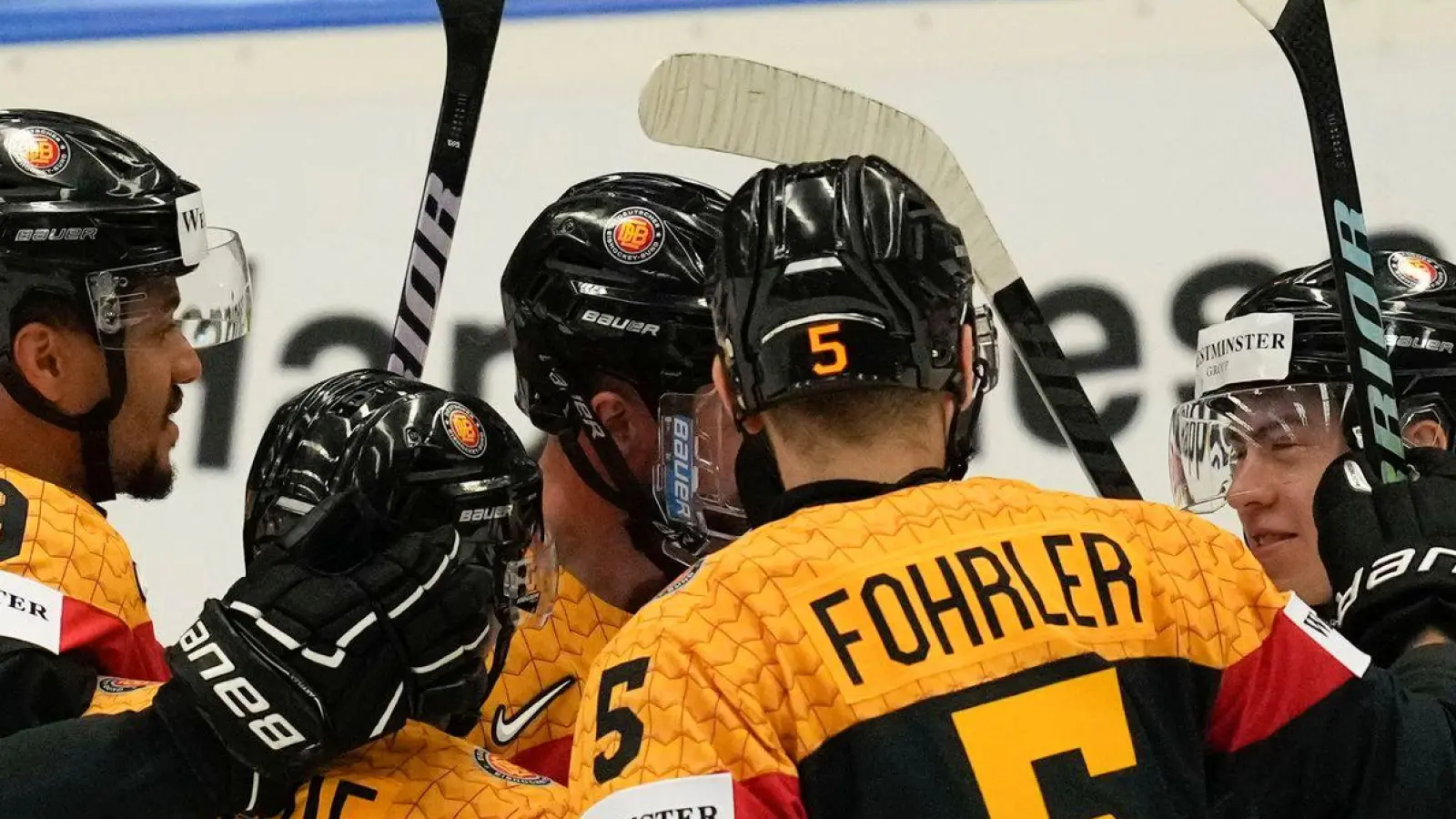 Die deutsche Eishockey-Nationalmannschaft trifft am Dienstag auf Frankreich. (Foto: Darko Vojinovic/AP/dpa)