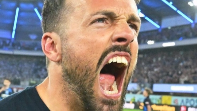 Paderborns Trainer Ralf Kettemann bejubelt den Aufstieg. (Foto: Swen Pförtner/dpa)