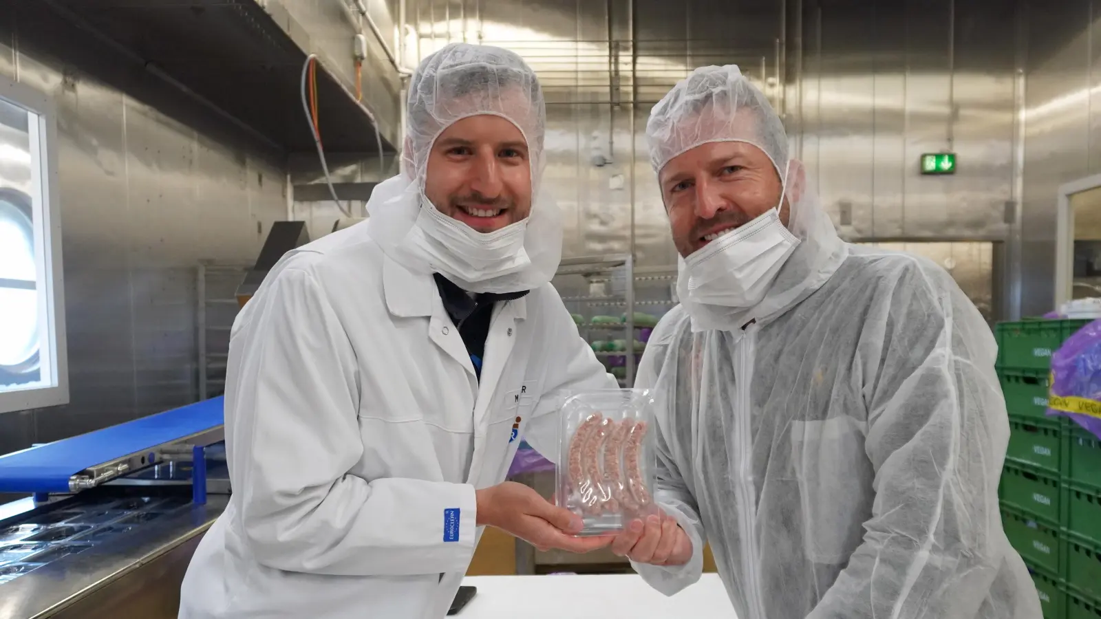 Max Kupfer (links), Vorstand bei Hans Kupfer in Heilsbronn, und Florian Hüttner, Gründer und Chef von MyriaMeat, zeigen stolz die ersten Hybrid-Bratwürste aus 20 Prozent Kunstfleisch. (Foto: Baris Özel)