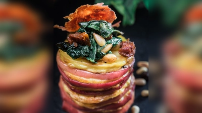 Als Krönung bekommt der Apfel-Tower eine Spinat-Schlemmerhaube. (Foto: BVEO/dpa-tmn)