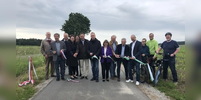 In Anwesenheit vieler beteiligter Gemeindeoberhäupter, Ansbacher Stadträte, der mittelfränkischen Regierungspräsidentin Dr. Kerstin Engelhardt-Blum (Vierte von links), Landrat Dr. Jürgen Ludwig und Oberbürgermeister Thomas Deffner (rechts neben ihr) wurde das Band feierlich durchgeschnitten. (Foto: Florian Pöhlmann)