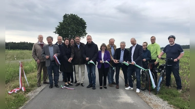 In Anwesenheit vieler beteiligter Gemeindeoberhäupter, Ansbacher Stadträte, der mittelfränkischen Regierungspräsidentin Dr. Kerstin Engelhardt-Blum (Vierte von links), Landrat Dr. Jürgen Ludwig und Oberbürgermeister Thomas Deffner (rechts neben ihr) wurde das Band feierlich durchgeschnitten. (Foto: Florian Pöhlmann)