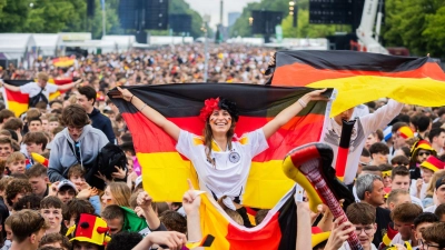 Dem Public Viewing in Deutschland steht auch bei späten WM-Spielen nichts im Wege. (Archivbild) (Foto: Christoph Soeder/dpa)