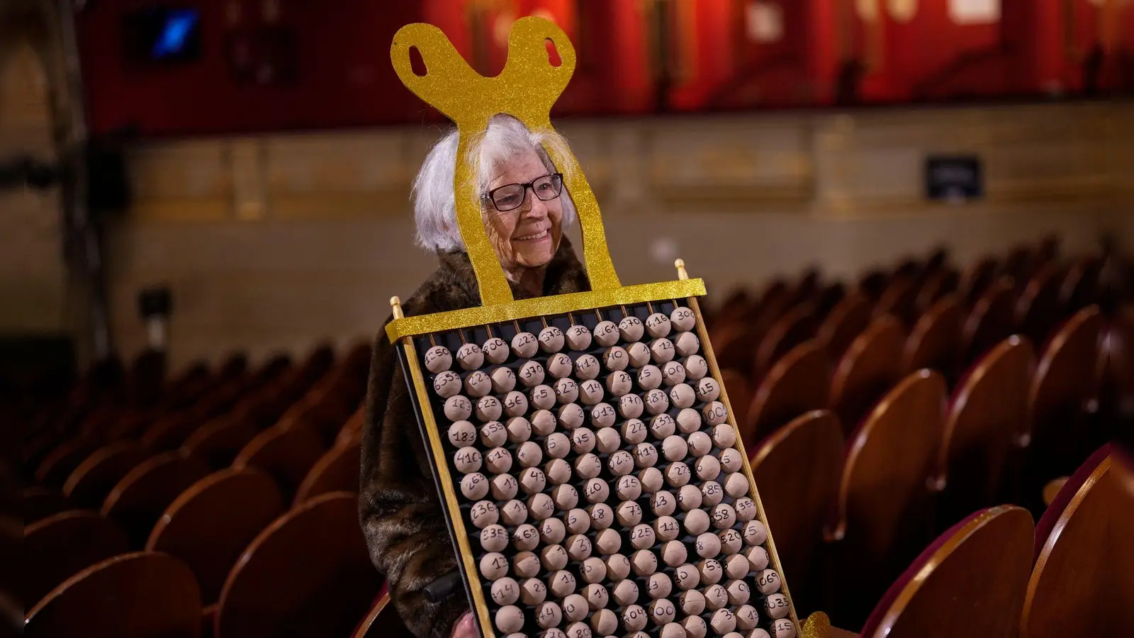 Rund 400 Zuschauer konnten die Ziehung der Glückszahlen im Madrider Teatro Real direkt miterleben.  (Foto: Bernat Armangue/AP/dpa)