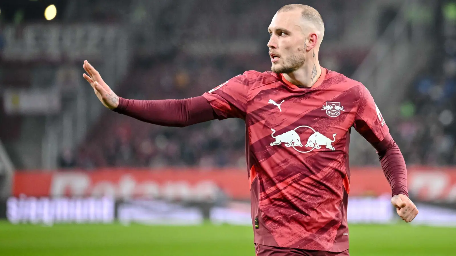 Unzufrieden nach dem 0:0 in Augsburg: Leipzigs Nationalspieler David Raum. (Foto: Harry Langer/dpa)