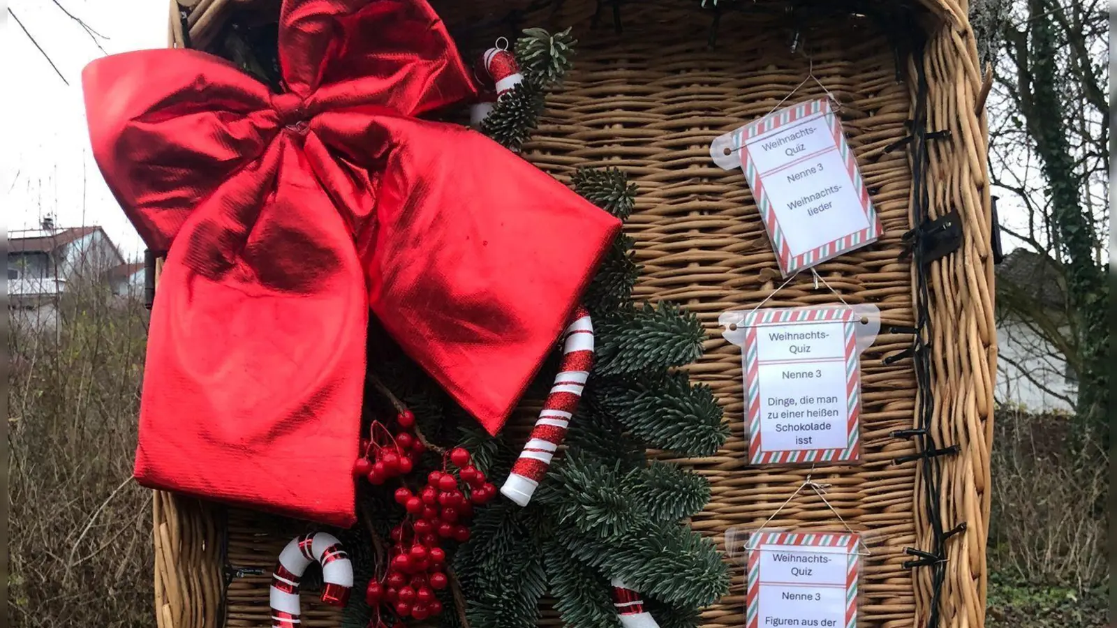 Auch ein sehr ansprechend verpacktes Weihnachtsquiz findet sich an einer Station des Weges. (Foto: Renate Raab)