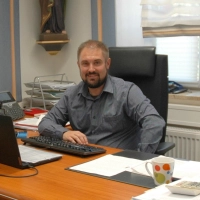 Für Marco Friedel sind Stapel mit Dokumenten auf seinem Schreibtisch auch ein Sinnbild für die vielfältigen Aufgaben, denen sich ein Gemeindeoberhaupt widmen muss. (Foto: Albrecht Flierl)