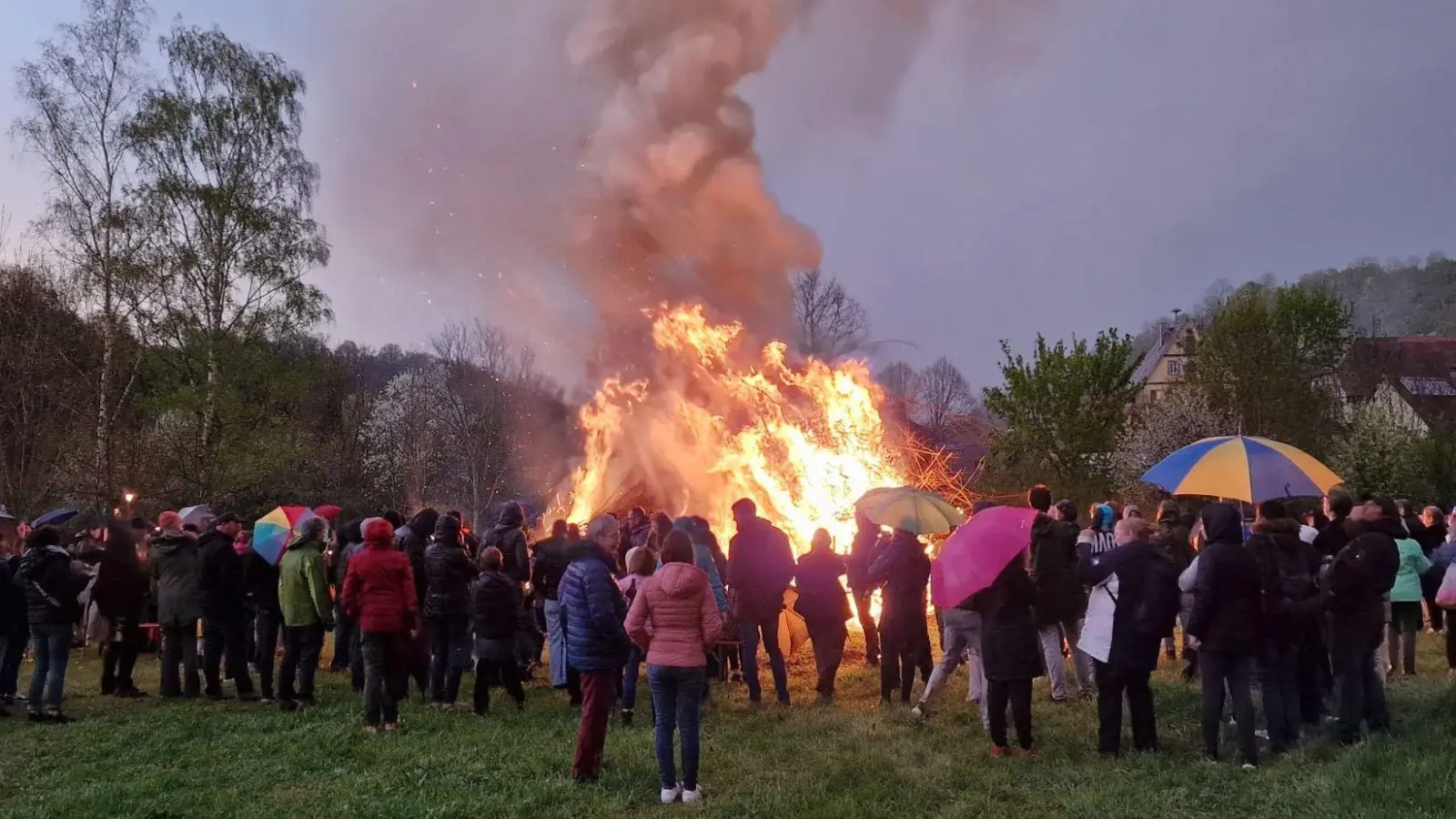 Das zeitweise schlechte weil nasskalte Wetter hielt die Leute nicht davon ab, das Osterfeuer in Detwang zu genießen. Für Verpflegung war auch gesorgt. (Foto: Ulrich Schwandt)