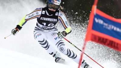 Emma Aicher zeigt einen starken ersten Riesenslalom-Durchgang in Hafjell. (Foto: Gabriele Facciotti/AP/dpa)