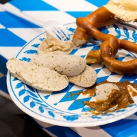 In Bayern gehört die Weißwurst am Vormittag mit Brezel und süßem Senf zur Tradition. (Foto: Inga Kjer/dpa-tmn)