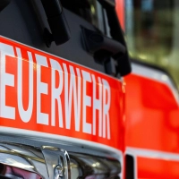 Die Feuerwehr brachte die vier Menschen aus dem Gebäude und löschte anschließend den Brand. (Symbolbild) (Foto: Soeren Stache/dpa)