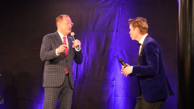 Zwei, die sich nicht nur auf der Bühne verstehen: Volker Heißmann (links) und David Lugert sangen beim Spielbankjubiläum in Feuchtwangen. (Foto: Thomas Schaller)