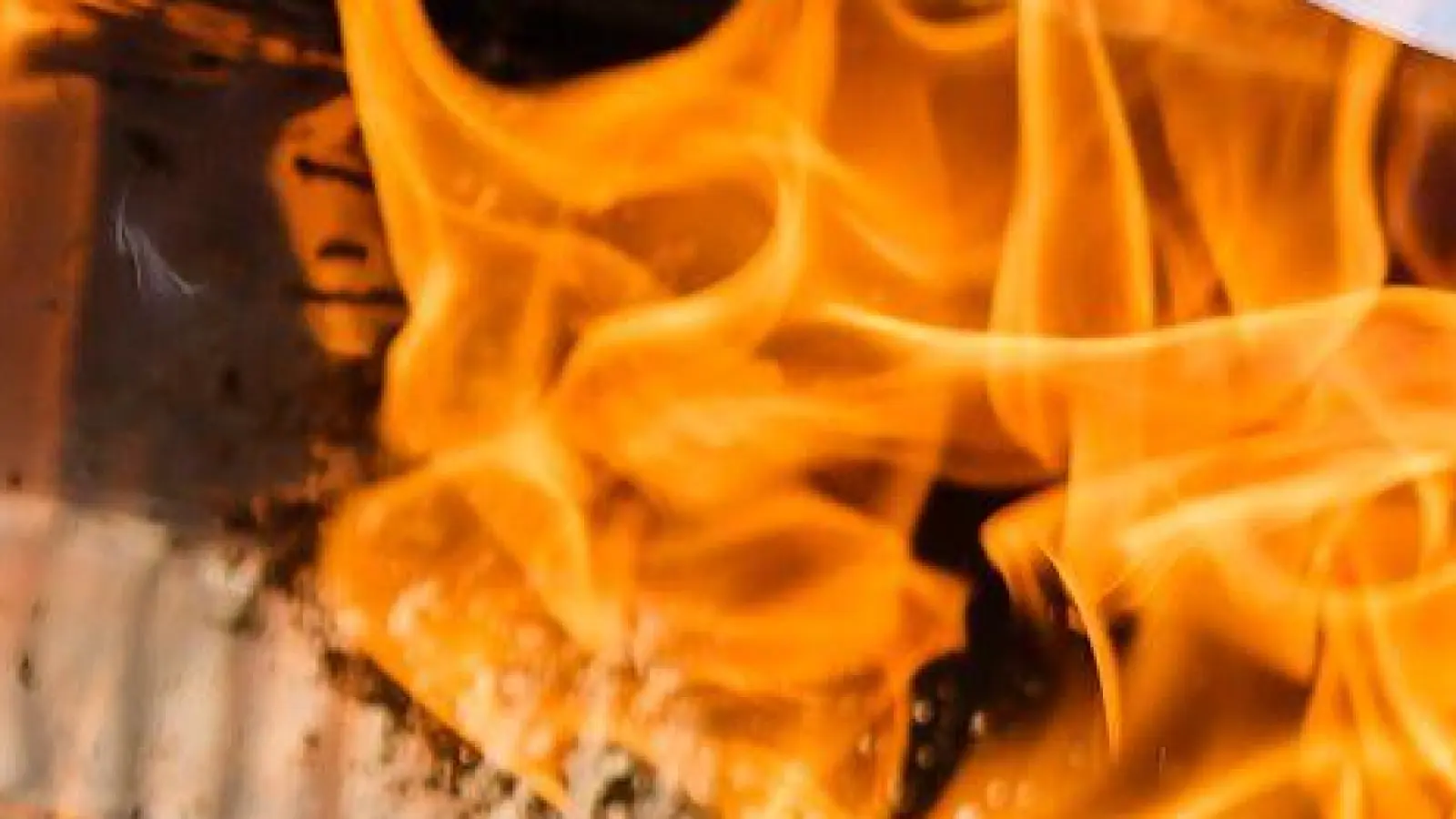 Grillvergnügen ohne Chemie: Selbstgemachte Grillanzünder aus Eierkartons, Wachsresten und Holzwolle sind eine umweltfreundliche Alternative.  (Foto: Monique Wüstenhagen/dpa-tmn)