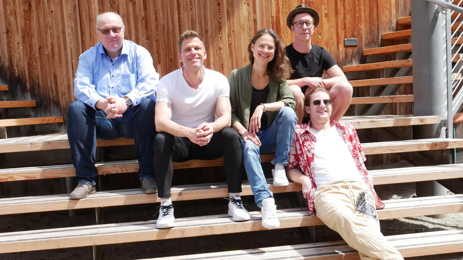 Knut Fleischmann, Jochen Schaible, Claudia Roth, Marcel Kaiser (von links) und vorne Mario Brutschin zogen sich so manche Blessuren bei den Proben der Sommerfestspiele zu. (Foto: Lisa-Maria Liebing)