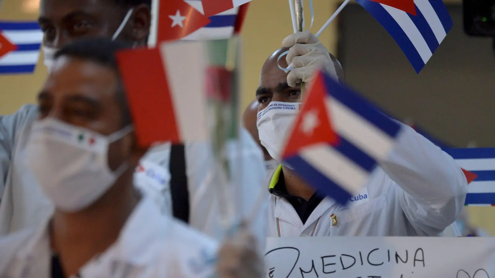 Kubanische Sanitätsbrigaden sind in vielen Ländern der Karibik im Einsatz. (Foto: Yamil Lage/AFP/AP/dpa)