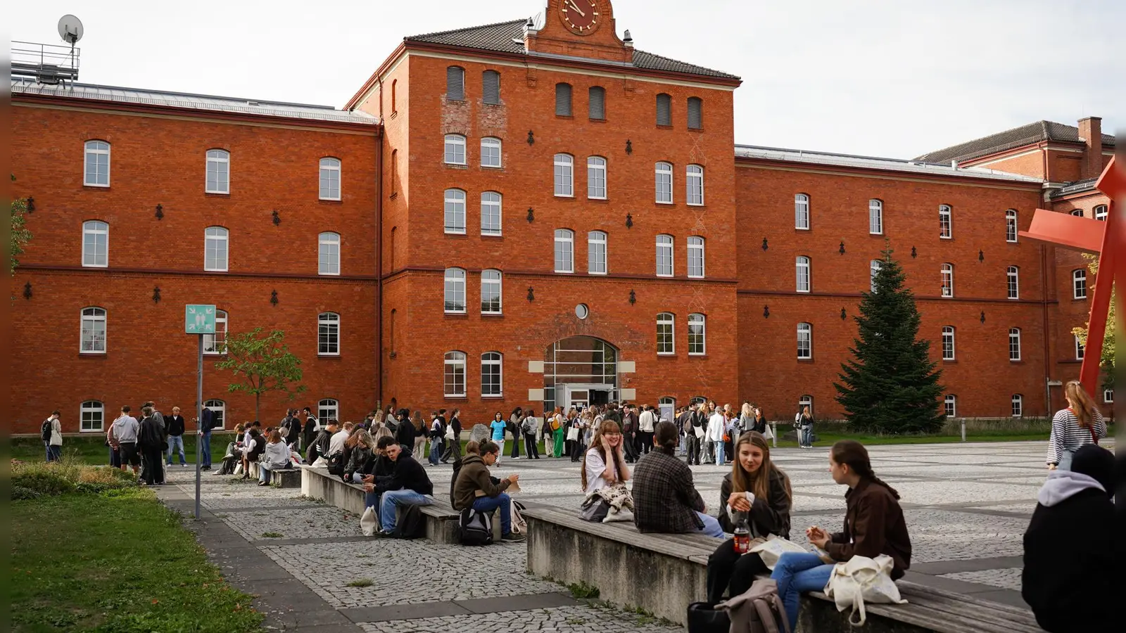 Das Hochschulgelände in Ansbach ist aus seinem Dornröschenschlaf erwacht. Am 1. Oktober hat das neue Wintersemester begonnen.  (Foto: Hochschule Ansbach/Celine Schneider)