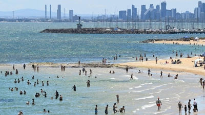 Auf der anderen Seite der Welt ist Sommer: Menschen baden an einem Strand in Australien. (Foto: James Ross/AAP/dpa)