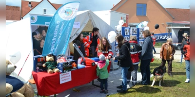 Das Jugendrotkreuz (JRK) Neuendettelsau ist auch in diesem Jahr wieder mit einem Stand vertreten und veranstaltet den Luftballonwettbewerb.  (Foto: Klemens Hoppe)