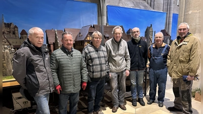 Richard Deininger, Henry Huber, Toni Flechsler, Ernest Forster, Thomas Höll, Hans Augsburger und Anton Lies (von links) bilden mit Ernst Mittag und Helmut Gerbeth das Team der Stadtbaumeister der Dinkelsbühler Heimatkrippe. (Foto: Martina Haas)