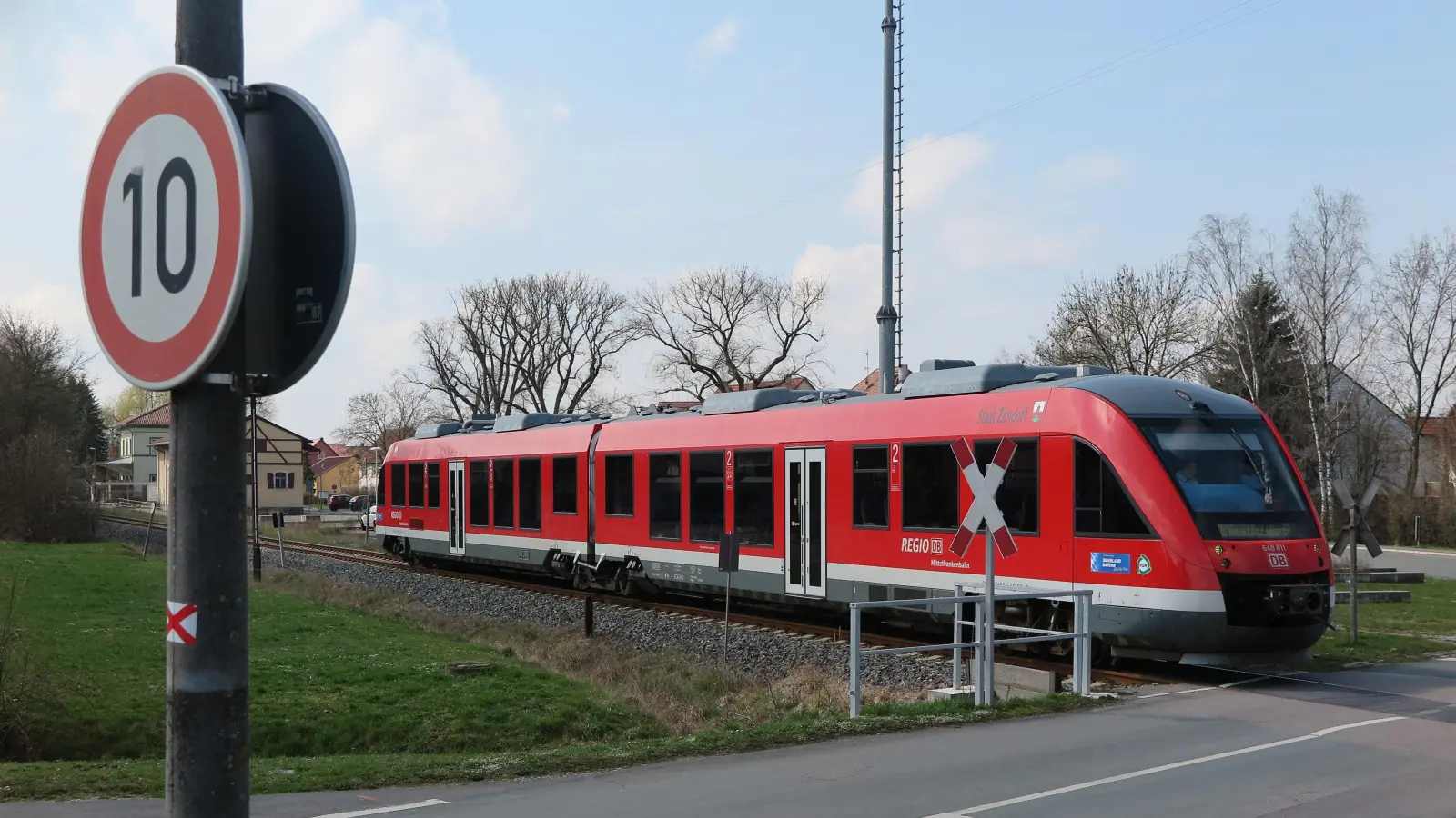 Die Aischgrundbahn fährt über den bisher noch unbeschrankten Bahnübergang in Ipsheim. (Archivfoto: Eckard Dürr)