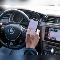 Die mit der Digitaltechnik im Auto einhergehende Ablenkung erhöht nach Analyse der Allianz das Unfallrisiko ganz erheblich. (Symbolbild)  (Foto: Jan Woitas/dpa)