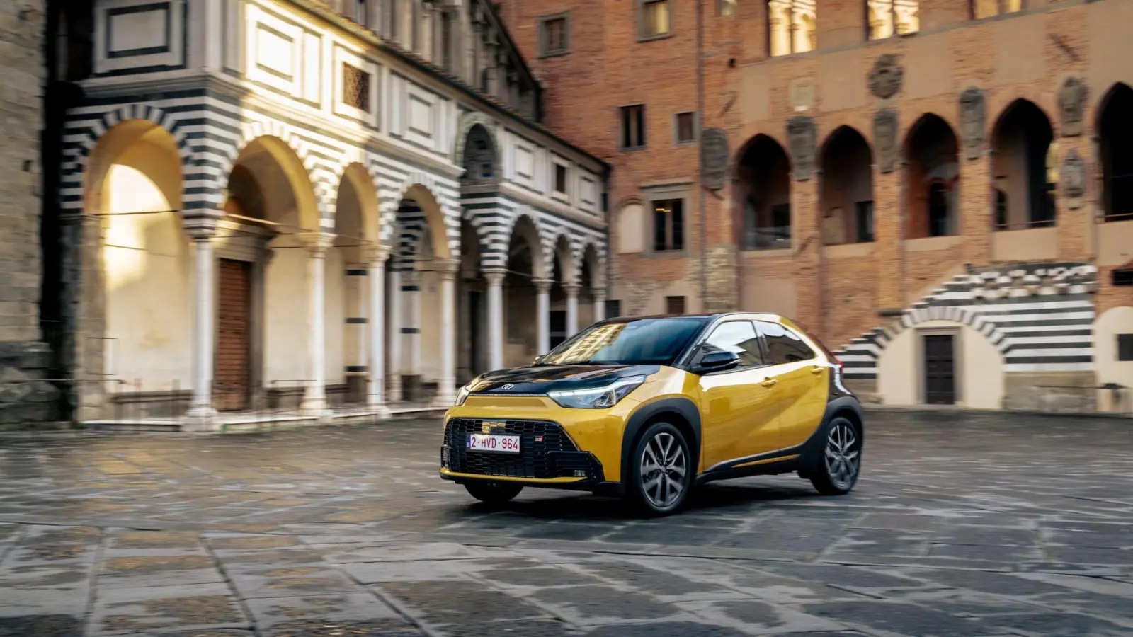 Schön in der Stadt: Der urbane Raum ist das angestammte Habitat des kleinen Aygo - doch auch woanders fühlt er sich nicht unwohl. (Foto: Jayson Fong/Toyota/dpa-tmn)