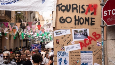 Die Botschaft an Touristen ist deutlich, auch hier bei einem Straßenfest in Barcelona. (Foto: Marc Asensio Clupes/ZUMA Press Wire/dpa)