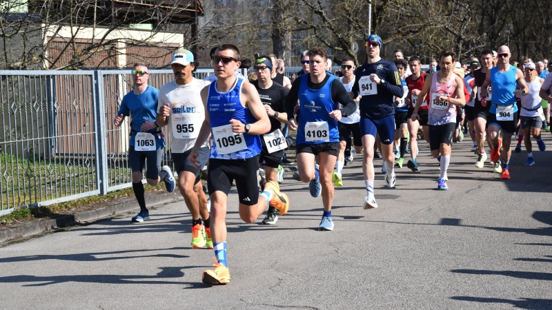 Bereits kurz nach dem Start zum Halbmarathon setzte sich Sieger Florian Koch an die Spitze.  (Foto: Jörg Behrendt)