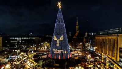 Auf dem Dortmunder Weihnachtsmarkt wird die Beleuchtung des riesigen Weihnachtsbaums mit 140.000 LEDs angeschaltet. (Foto: Dieter Menne/dpa)