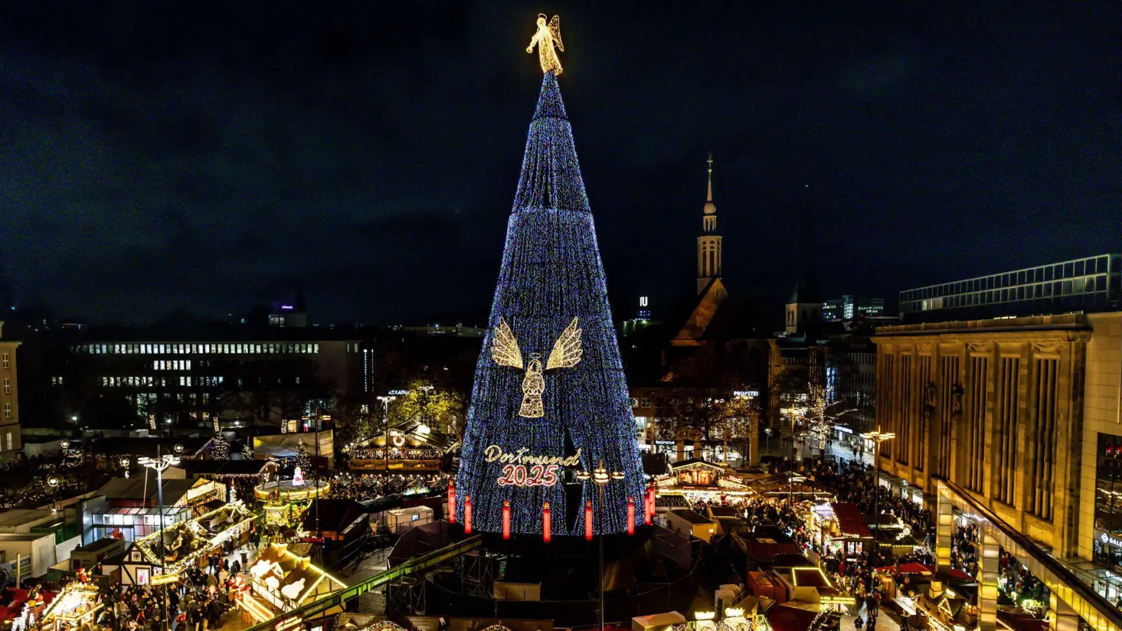 Auf dem Dortmunder Weihnachtsmarkt wird die Beleuchtung des riesigen Weihnachtsbaums mit 140.000 LEDs angeschaltet. (Foto: Dieter Menne/dpa)