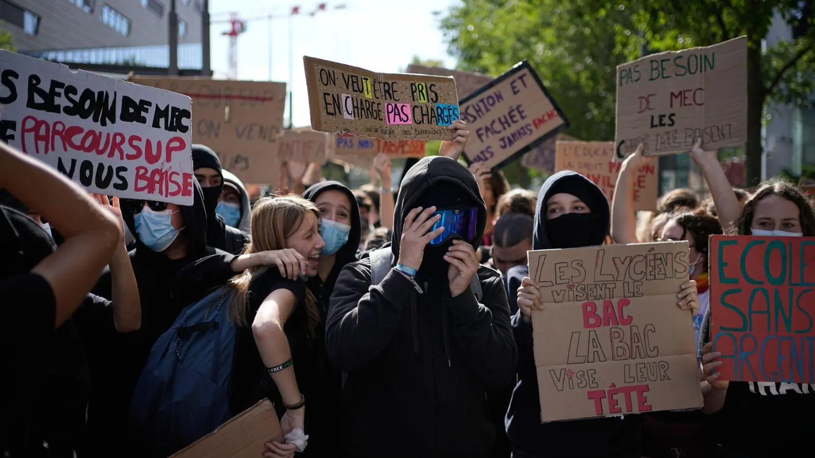 Seit Wochen demonstrieren die Schülerinnen und Schüler (Archivbild).  (Foto: Laurent Cipriani/AP/dpa)
