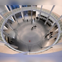 Besucher der Langen Nacht der Münchner Museen gehen durch die Rotunde der Pinakothek der Moderne. (Foto: Felix Hörhager/dpa)
