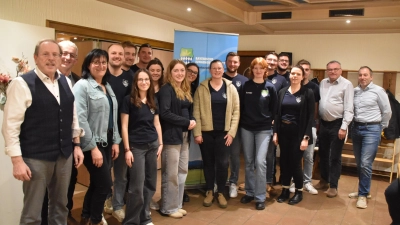 Zogen Bilanz und blickten zuversichtlich in das neue Landjugendjahr: das Führungsteam der<br>Gruppen der Jungbauernschaft Mittelfrankens mit den Ehrengästen beim Treffen in Adelsdorf. (Foto: Fritz Arnold)