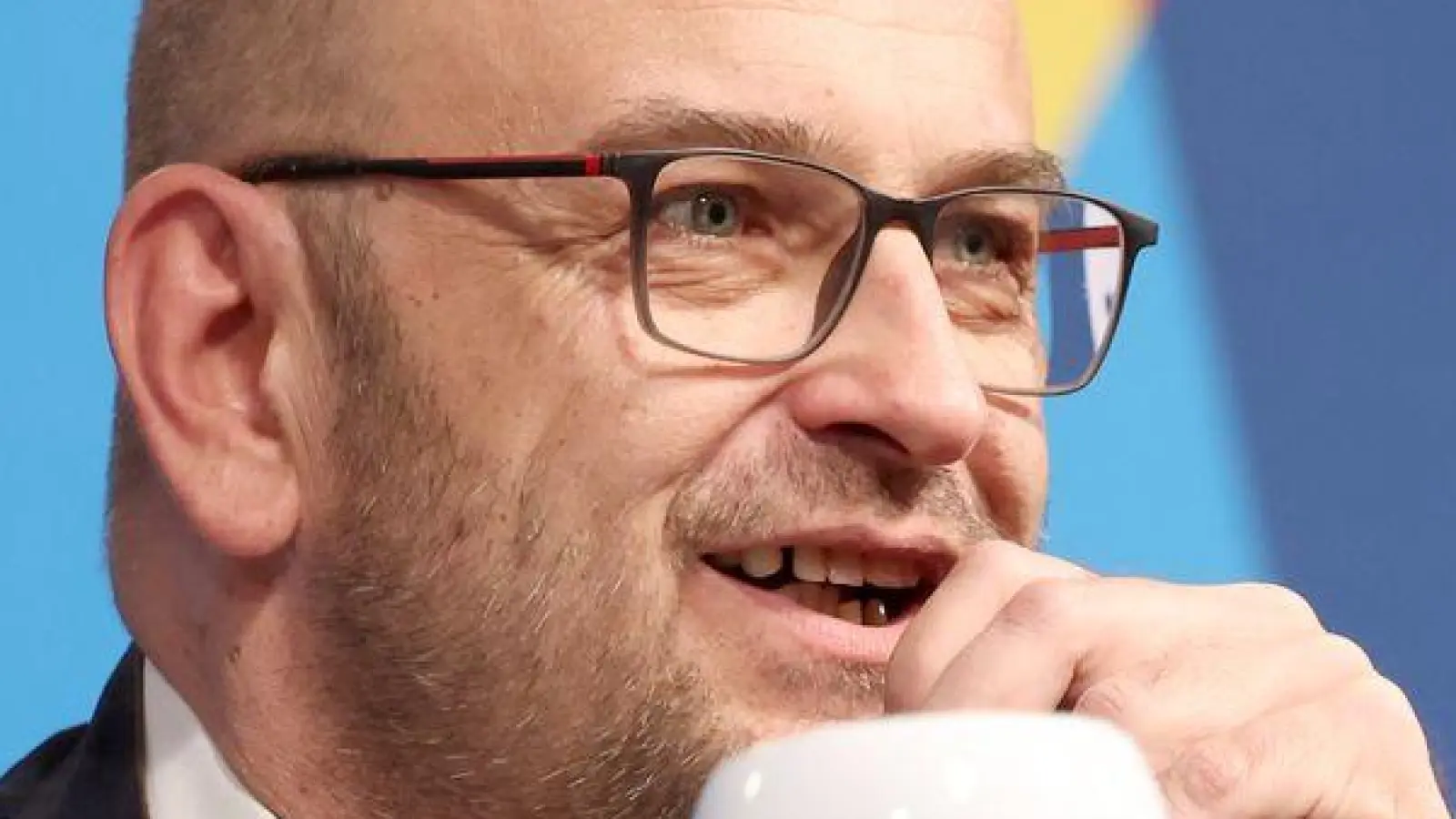 Stephan Protschka, Landesvorsitzender der AfD Bayern, prostet beim Politischen Aschermittwoch den Anwesenden zu. (Foto: Karl-Josef Hildenbrand/dpa)