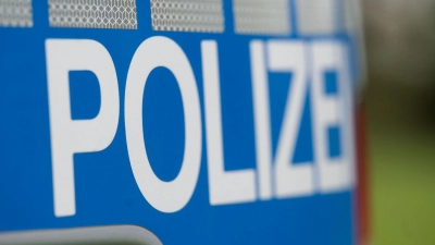 Unbekannte haben Autos auf dem Parkplatz des Landratsamtes Ansbach laut Polizei mit Steinen beschädigt. (Symbolbild: Marijan Murat/dpa)