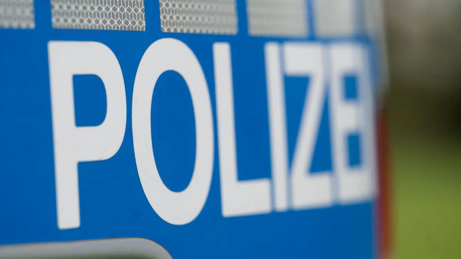 Unbekannte haben Autos auf dem Parkplatz des Landratsamtes Ansbach laut Polizei mit Steinen beschädigt. (Symbolbild: Marijan Murat/dpa)