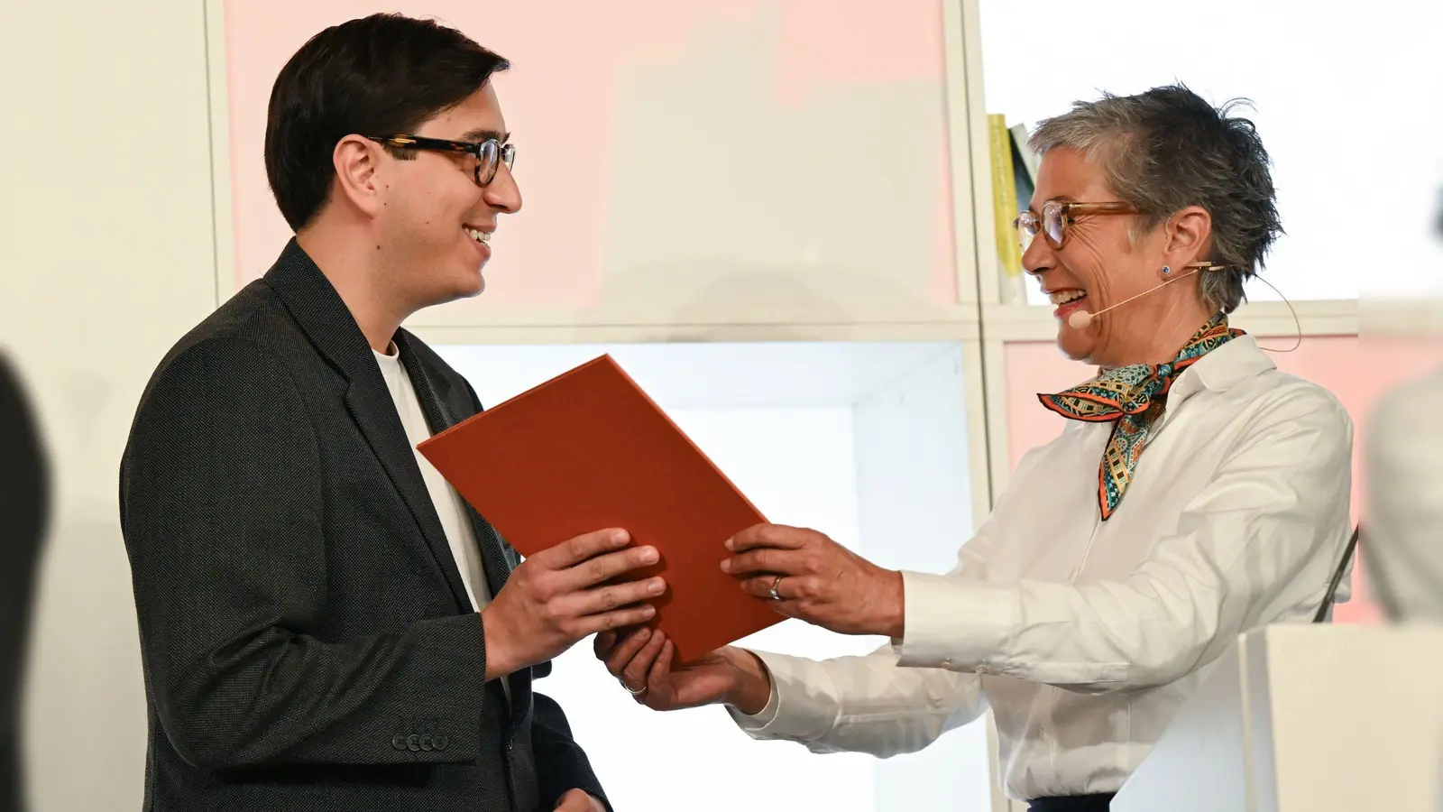 Karin Schmidt-Friderich zeichnete 2023 den österreichischen Autor Tonio Schachinger mit dem Deutschen Buchpreis aus. (Foto: Arne Dedert/dpa)