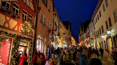 Zu den Phasen des Jahres, die touristisch am wichtigsten sind für die Stadt, zählt die Adventszeit. Auch am Samstag war es trotz starker Regenneigung ziemlich voll im Zentrum. Das Foto entstand in der Oberen Schmiedgasse. (Foto: Jürgen Binder)