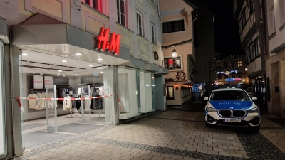 Im Herzen der Ansbacher Innenstadt liegt diese überfallene Niederlassung der Bekleidungskette H&amp;M.  (Foto: Andrea Walke)